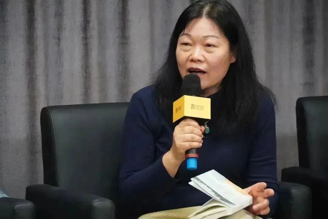 黃葒    南京大學外國語學院法語系教授，博士生導師，南京大學人文社會科學高級研究院兼職研究員，國際杜拉斯學會會員，中國法國文學研究會常務理事，中法語言文化比較研究會常務理事、江蘇省外文學會理事，江蘇省翻譯協會理事、南京翻譯家協會理事，南京作協理事。
