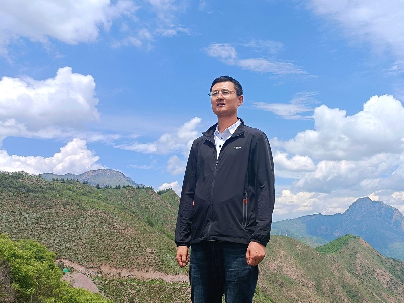 丁海龍，男，漢族，筆名古月星空，甘肅臨潭人。中華詩詞學會會員、甘肅省作家協(xié)會會員、甘肅省詩詞學會會員、甘肅省楹聯(lián)學會會員。作品見于《中華詩詞》《中華辭賦》《甘肅黨建》等刊。出版詩集《虛塵》《流水集》。