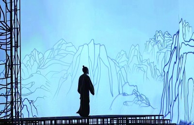 北京人民藝術(shù)劇院話劇《杜甫》演出現(xiàn)場(chǎng)，扮演杜甫的演員正慢慢步入山水畫(huà)卷。資料圖片
