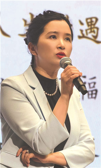 潘向黎，文學(xué)博士，上海作家協(xié)會(huì)副主席、專業(yè)作家。著有長(zhǎng)篇小說《穿心蓮》，小說集《白水青菜》《十年杯》《輕觸微溫》《上海愛情浮世繪》等，專題隨筆集《茶可道》《梅邊消息》《古典的春水》《人間紅樓》等，共三十多種。獲魯迅文學(xué)獎(jiǎng)短篇小說獎(jiǎng)等