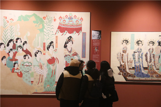 研學學員在敦煌國際會展中心參觀敦煌文化主題展（攝影 張曉亮）