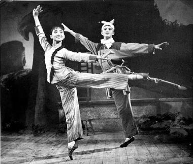 1965年，芭蕾舞劇《白毛女》演出劇照。上海芭蕾舞團供圖