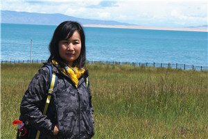 翻譯獎：國家通用語言文字←→蒙古文作者：朵日娜（蒙古族）         獲獎感言大學(xué)畢業(yè)后，我到專門從事蒙譯漢文學(xué)翻譯的小機(jī)構(gòu)——昭烏達(dá)譯書社工作。在著名文學(xué)翻譯前輩那順德力格爾老先生的指導(dǎo)下，投入到昭烏達(dá)譯書社龐大的翻譯出版工程——《歷代蒙古族文學(xué)作品選編》的編纂工作中。在編校收入?yún)矔谋姸辔膶W(xué)翻譯家譯作過程中……