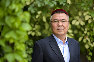 翻譯獎：國家通用語言文字←→維吾爾文作者：玉蘇甫·艾沙（維吾爾族）         獲獎感言文學(xué)翻譯在各民族交往交流交融過程中，在鑄牢中華民族共同體意識，構(gòu)筑中華民族共有精神家園，促進(jìn)民族團(tuán)結(jié)進(jìn)步事業(yè)中發(fā)揮著特殊的重要作用。我作為一名翻譯工作者深感肩上的責(zé)任重大，使命光榮。文學(xué)翻譯就是文學(xué)再創(chuàng)作的過程。如何能夠讓一部作品翻譯得更加精彩……