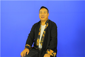 翻譯獎：國家通用語言文字←→藏文作者：趙有年（藏族）         獲獎感言2014年底，我去北京參加魯迅文學(xué)院少數(shù)民族文學(xué)班參加培訓(xùn)的時候，在一次交流課上和《人民文學(xué)》等雜志社的主編們交流時，我提出了藏族作家中民譯漢的翻譯能力過于薄弱而作品沒有展示給其他兄弟民族閱讀，從而雜志社主編們談起了翻譯的力量，甚至說莫言獲諾貝爾文學(xué)獎……