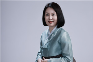 翻譯獎：國家通用語言文字←→朝鮮文作者：鄭風(fēng)淑（朝鮮族）         獲獎感言感謝致力于培養(yǎng)各民族作家翻譯家的《民族文學(xué)》雜志，一直以來給我們搭建各具特色的平臺，讓我們各民族兄弟姐妹在共有的中華文化家園中盡情地書寫生活、表達(dá)胸臆，實(shí)現(xiàn)自我價值。 朝鮮族著名作家許連順跳出原有的創(chuàng)作思維，以作家特有的胸懷和眼界感悟博大精深的中華文化，探索邊疆少數(shù)民族文學(xué)融入……