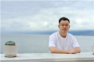 散文獎：《與父親書》作者： 向迅（土家族）         獲獎感言顧名思義，《與父親書》是一本寫給父親的書，也是一本獻(xiàn)給天下所有父輩的書。由于受到傳統(tǒng)的中國式父子關(guān)系的影響，我們和父親在生活中總是沉默以對，即便是在他即將離開我們的時候，我們都極力克制著彼此的情感，以至于他一生的故事成為謎團(tuán)。正因?yàn)槿绱耍趧?chuàng)作這本書的過程中……