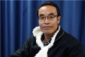 散文獎：《兄弟記》 作者： 王小忠（藏族）         獲獎感言《兄弟記》寫的是青藏高原邊緣地帶農(nóng)牧交匯地的甘南故事，它沒有什么重大事件和尖銳的沖突，都是日常生活與世相百態(tài)。從根本上看，就是對甘南農(nóng)牧區(qū)交匯地的生活方式、生產(chǎn)勞動及思想觀念變化的客觀敘述，是鄉(xiāng)村倫理變遷的詠嘆。我期盼著一種崇高的倫理道德能夠永恒地存在于世……