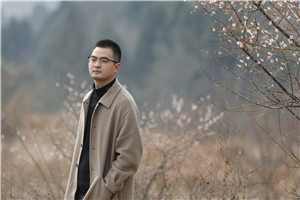 散文獎：《綠皮火車》 作者： 羌人六（羌族）         獲獎感言因?yàn)閷懽鳎覐墓适轮械膶そ鹫呱砩希材苌钋畜w會那種歷經(jīng)輾轉(zhuǎn)終于醍醐灌頂柳暗花明的心路歷程。2004年高中時期開始文學(xué)創(chuàng)作，大學(xué)畢業(yè)后回到家鄉(xiāng)生活工作，我才終于找到自己寫作的“源頭活水”，于是有了關(guān)于家鄉(xiāng)龍門山斷裂帶的書寫，于是有了散文集《綠皮火車》。川西北龍門山斷裂帶，鄉(xiāng)親父老的名字與臉孔……