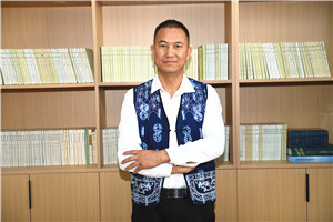 散文獎：《洱海筆記》 作者： 北雁（白族）         獲獎感言我慶幸自己出生在洱海之源。從我們村子后方山脈上發(fā)源的大小溪流河溝，以及離我們村子不遠(yuǎn)的茈碧湖、草海、綠蔭塘、鵝墩塘，還有從我們壩子里流過的彌茨河、鳳羽河、彌苴河、海尾河、永安江、羅時江，甚至包括從天空降落的雨水和羅坪山頂融化的雪水，它們的流向都是群山之外波瀾壯闊的洱海……