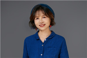 詩歌獎：《落下來》  作者：黃芳（壯族）         獲獎感言我一直覺得自己是在夢想與生存中擁有平衡術(shù)的幸運(yùn)兒。我父親是一個民間壯劇的寫作者，他一輩子寫了60多本劇本，都是用我們的土壯話來寫的。小時候，我喜歡坐在父親身邊，看他飛快地寫字。也許在我還沒有文字意識的時候，文字的種子早已種下。工作后，無論是曾經(jīng)從事的記者、圖書編輯，還是現(xiàn)在的教師……