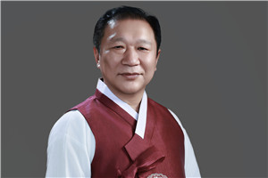 詩歌獎：《鳥聲嚦嚦鳴冬山》（朝鮮文）  作者：金榮健（朝鮮族）         獲獎感言回首創(chuàng)作里程，從純粹以自己的眼光觀察世界，到勘破事物與事物的關(guān)系，我的詩歌算是經(jīng)歷了幾個階段。要是說我的詩萌生于青春的熱血和沖動，起步于“我”這個自我，接著就超越跟世上種種弊端相抗衡、選擇正確道路這個階段，開始邁入通過和大自然的對話、與宇宙的交感，在靈魂的園地尋找日漸成長的深沉自我的境界……