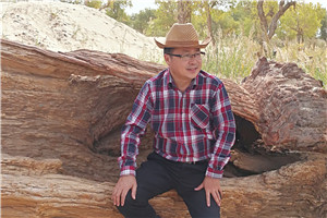 詩歌獎：《盤江魂》 作者：牧之（布依族）         獲獎感言對我來說，詩歌就像遠(yuǎn)方的一束亮光，照亮著生活在低處的我，它就是我迷茫中的精神指引，讓我卑微的頭顱高起，讓我的生命充滿陽光雨露，讓我在詩歌中尋回對生活的自信和剛強(qiáng)，讓我以五彩繽紛的方式穿越生活的貧乏和蒼白、灰暗與平庸，在孤獨(dú)與豪邁中獲得塵世間的美麗和從容，夢想和希望……