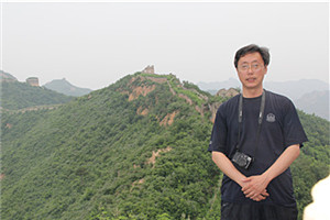 報告文學(xué)獎：《靜靜的鴨綠江》 作者：周建新（滿族）         獲獎感言獎是授予我的，更是授予英烈們的，只不過我獲得了機(jī)會。每一次采訪，講述者都能讓我身臨其境，感受孫景坤老英雄高尚的一生。我沒有理由不蘸血為墨，書寫英雄，書寫“七一”勛章獲得者、深藏功名七十載的老英雄孫景坤。