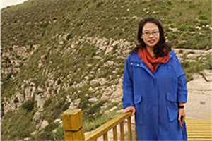 報告文學(xué)獎：《讓世界看見》  作者：牛海坤（蒙古族）         獲獎感言在創(chuàng)作的過程中，我不停地走近不同的人群，與農(nóng)牧民、殘疾人、非遺傳承人、駐村干部等等深入交談，認(rèn)真傾聽他們內(nèi)心深處的渴望。我要感謝這些勇敢昂揚(yáng)的人們，是他們用自己的行動詮釋了時代，也詮釋了生命的力量和價值。