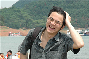 報告文學(xué)獎：《“村BA”：觀察中國式現(xiàn)代化的一個窗口——臺盤村鄉(xiāng)村振興故事》 作者：姚瑤（侗族）         獲獎感言臺盤村的“小”承載著這個時代無限的“大”。我深深地意識到，應(yīng)該以更加宏大的歷史視野，在富有時代特色的現(xiàn)實(shí)中，觀察這個村莊的變化，感知一株小草勃發(fā)的力量，看見籃球給這個村莊帶來的生機(jī)，傾聽每一個生命個體的歡呼。