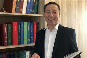 中短篇小說獎：《藍(lán)天戈壁》（中篇小說集）  作者：阿尤爾扎納（蒙古族）         獲獎感言在這世上，唯有以愛為根基，方可泰康，終得圓滿。生活不可缺少愛的慈潤。唯有愛能柔化一切，彌補(bǔ)裂痕，使人們得以和睦共存，共享安康。我一直致力于在作品中突顯愛與被愛、寬恕與被寬恕之重要性，通過自己的作品播撒人間大愛，為跌倒之人予以牽挽架扶，為痛哭之人予以擦拭眼淚，便是我的夙愿。