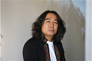 中短篇小說獎：《十尋》  作者：包倬（彝族）         獲獎感言在過去的四十三年，我有二十一年在寫作。文章千古事，得失寸心知。寫作是一個人以心去度量世道人心，是一個人的踽踽獨(dú)行。而獲獎，則是在漫長旅途中的溫暖擁抱，它告訴我，文學(xué)無垠，吾道不孤。感謝文學(xué)。