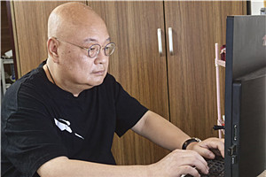 中短篇小說獎：《上嶺戀人》  作者：凡一平（壯族）         獲獎感言上嶺，是我近些年文學(xué)創(chuàng)作的地理標(biāo)識，也是現(xiàn)實(shí)生活的真實(shí)存在。從桂北都安瑤族自治縣縣城往東十三公里，再沿紅水河順流而下四十公里，在二級公路的對岸，有被青山和竹林環(huán)抱的村莊，就是上嶺。它是我生命中最親切的土地，或搖籃。上嶺有著不多的人口，卻生生長流，他們渺小但卻堅(jiān)韌，又像魚群一樣抱團(tuán)、歡樂。已經(jīng)死去和還活著的，都是我的父老鄉(xiāng)親。