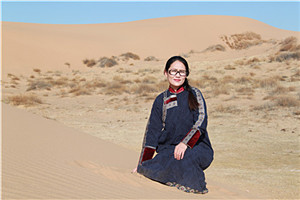 中短篇小說獎：《馱著魂靈的馬》  作者：娜仁高娃（蒙古族）         獲獎感言面對大自然，面對在壯美大地上創(chuàng)造火熱生活的人們，我的心里會滋生書寫他們的故事、書寫我的家鄉(xiāng)——沙窩地的熱情。我想這是我熱愛文學(xué)的原因。我要由衷的感恩我的故鄉(xiāng)，感恩故鄉(xiāng)的人們和這個時代。