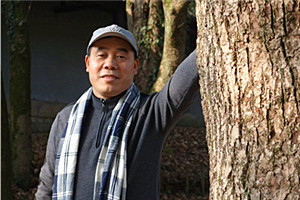 中短篇小說獎：《月光緊追不舍》 作者：少一（土家族）         獲獎感言沒有氣勢恢宏的大場景，沒有故事情節(jié)的大起伏，也沒有人物命運(yùn)的大悲喜，正是這些基層警察的眾生相和平凡英雄工作史充盈著我的內(nèi)心，然后訴諸筆端，成就了我的文學(xué)夢。由此，我深深感悟到，波瀾壯闊的時代潮流為現(xiàn)實(shí)主義文學(xué)創(chuàng)作提供了無限可能與創(chuàng)新，文學(xué)不能給歷史留下空白，作家不能在現(xiàn)實(shí)生活中缺位。