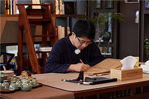 長篇小說獎：《大醫(yī)》作者：馬伯庸（滿族）         獲獎感言在調(diào)研和創(chuàng)作過程中，隨著我深入了解中國近代醫(yī)學(xué)史，不斷被當(dāng)年的大醫(yī)們所感動。其中有太多可歌可泣的人物、驚心動魄的故事以及救國救民的仁愛精神，放到今日，仍不過時。當(dāng)年他們在亂世之中的艱辛與堅(jiān)持，實(shí)在應(yīng)該讓現(xiàn)在的公眾了解。而讓他們了解的最好方式，就是通過文藝作品來表現(xiàn)，只有寫出這種精神的繼承性與時代性，歷史小說的質(zhì)感才能凸顯出來。