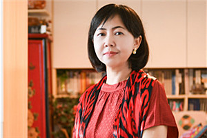 長篇小說獎：《阿娜河畔》作者：阿舍（維吾爾族）         獲獎感言寫作中，如何對歷史與文學(xué)、時代與個體、整體與局部進(jìn)行推敲會通，如何在經(jīng)驗(yàn)與想象、時間與空間上展開不同于以往的觀照、思考和嘗試，其間的每一項(xiàng)，于我都是新的挑戰(zhàn)。因此，《阿娜河畔》的創(chuàng)作，自始至終都是一次奮力打開自我，努力超越自我的文學(xué)實(shí)踐。