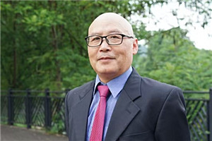 長篇小說獎：《煙雨漫漓江》 作者：光盤（瑤族）         獲獎感言每一次走近漓江，她的柔軟細(xì)綿，她的安靜和美，她柔中帶剛的母性力量，無不撞擊我的心靈。有道是腳板底下出新聞，同樣，文學(xué)也需要腳板丈量大地。