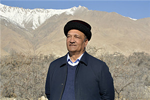 長篇小說獎：《花兒永遠(yuǎn)這樣紅》（維吾爾文） 作者：肉孜·古力巴依（塔吉克族）         獲獎感言小說在中央人民廣播電臺聯(lián)播五次，第五次是在廣大讀者的強(qiáng)烈要求下連播的，產(chǎn)生了積極的社會影響，受到了讀者的高度評價。我還要通過文學(xué)記錄時代的壯闊與美好。