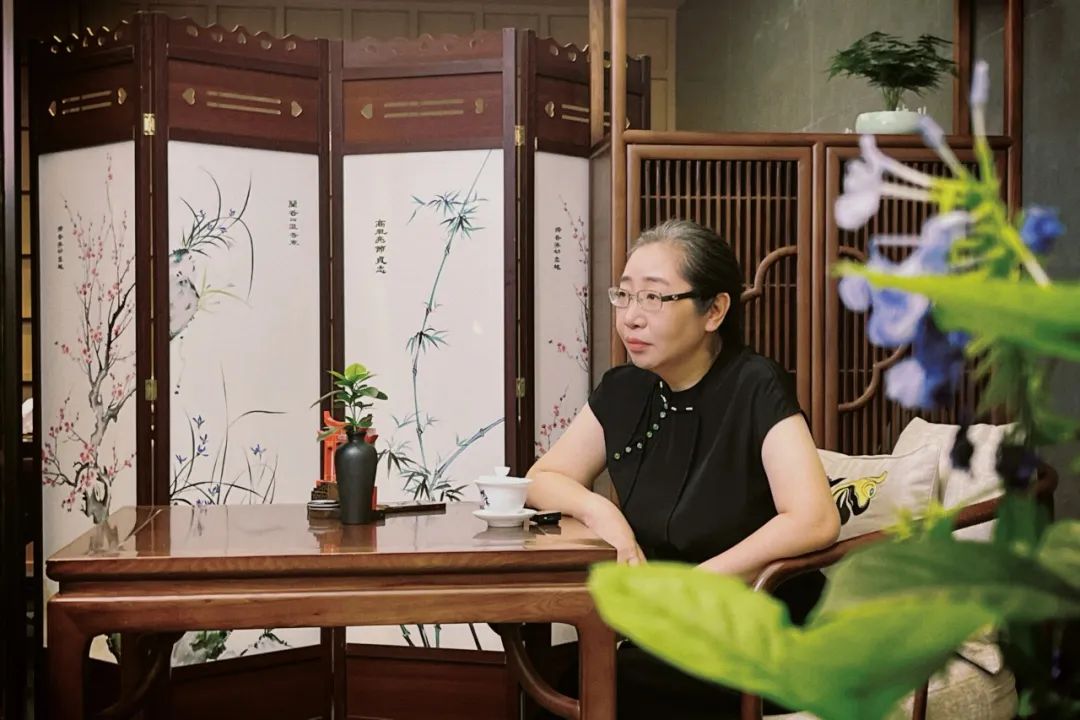 張勇 國家一級編劇、作家，四川省作協副主席。曾獲第二屆文榮獎作家編劇獎（《偽裝者》）。創(chuàng)作長篇小說《一觸即發(fā)》《偽裝者》《貴婉日記》，紅色諜戰(zhàn)川劇《黎明十二橋》以及電視劇《一觸即發(fā)》《偽裝者》《天衣無縫》等。