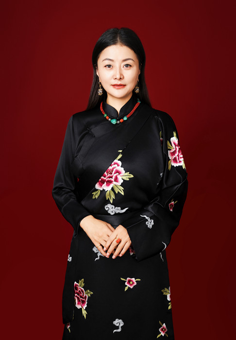 那薩，本名索樣，藏族，1977年生，青海玉樹人。曾供職于青海省玉樹州雜多縣阿多鄉政府。出版詩集《一株草的加持》等。