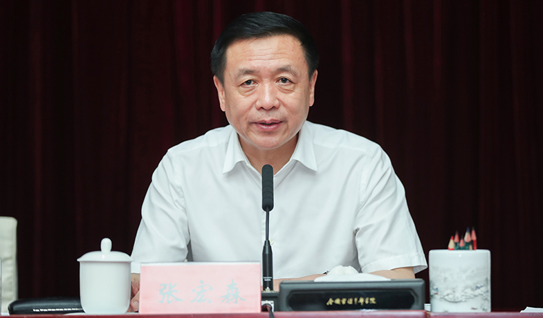 7月20日，評委會名譽(yù)主任張宏森在第一次全體會上講話