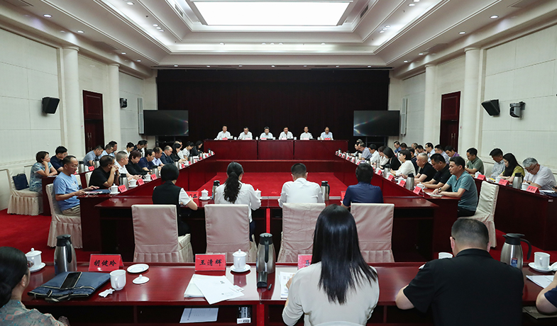 7月20日，第十三屆全國少數(shù)民族文學(xué)創(chuàng)作駿馬獎評獎委員會第一次全體會議在京召開