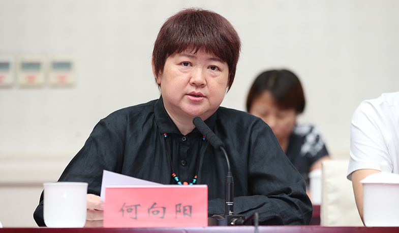 7月31日，評獎辦公室主任何向陽報告初選名單公示情況