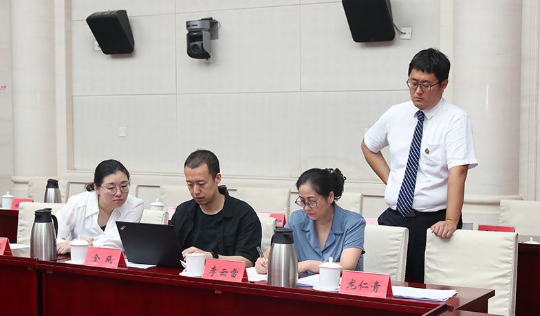 7月31日，工作人員在紀(jì)律監(jiān)察組和公證員的監(jiān)督下統(tǒng)計選票