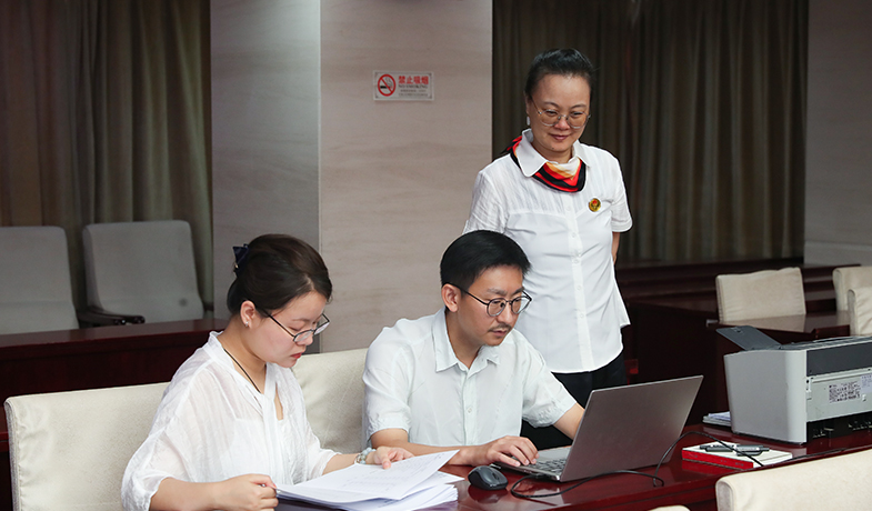 7月31日，工作人員在紀(jì)律監(jiān)察組和公證員的監(jiān)督下統(tǒng)計選票