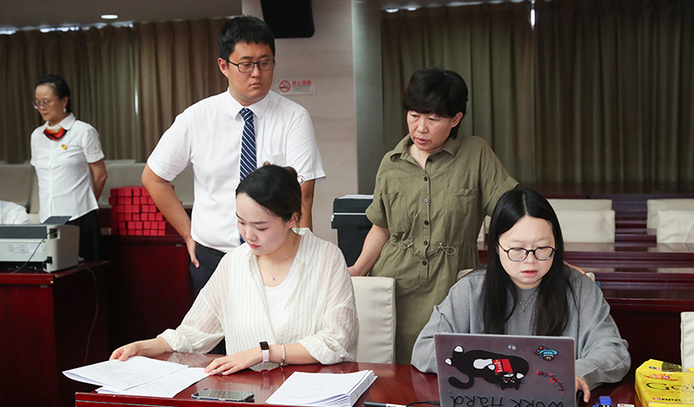 7月31日，工作人員在紀(jì)律監(jiān)察組和公證員的監(jiān)督下統(tǒng)計選票