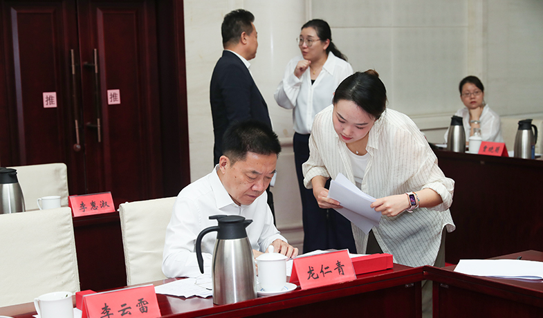 7月31日，紀(jì)律監(jiān)察組組長胡邦勝檢查選票統(tǒng)計情況并簽字