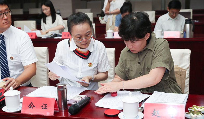 7月31日，紀(jì)律監(jiān)察組和公證處人員在選票結(jié)果上蓋章