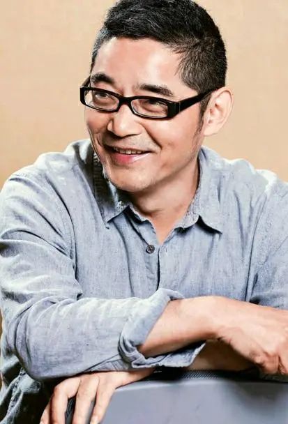 蘇童，當過教師、文學編輯、江蘇省作家協(xié)會專業(yè)作家，現(xiàn)為北京師范大學教授。主要代表作為中篇小說《妻妾成群》《紅粉》《罌粟之家》《三盞燈》長篇小說《米》《我的帝王生涯》《河岸》《黃雀記》，另有《西瓜船》《拾嬰記》《白雪豬頭》《茨菰》等百余篇短篇小說。長篇小說《河岸》獲得第三屆英仕曼亞洲文學獎（2009）和第八屆華語傳媒文學大獎（2010）。短篇小說《茨菰》獲第五屆魯迅文學獎（2010）。2011年獲得布克國際文學獎提名。2015年，長篇小說《黃雀記》獲得第九屆茅盾文學獎。
