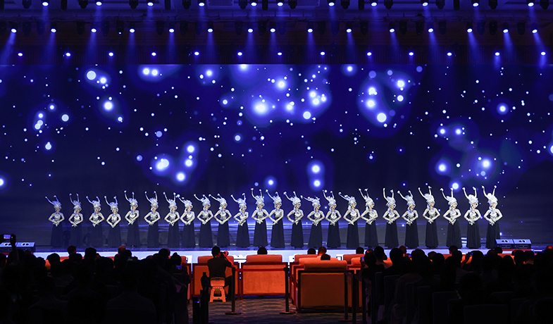 11月16日，在“2024中國文學(xué)盛典·駿馬獎之夜”上的文藝表演：苗族舞蹈《銀落舞》。