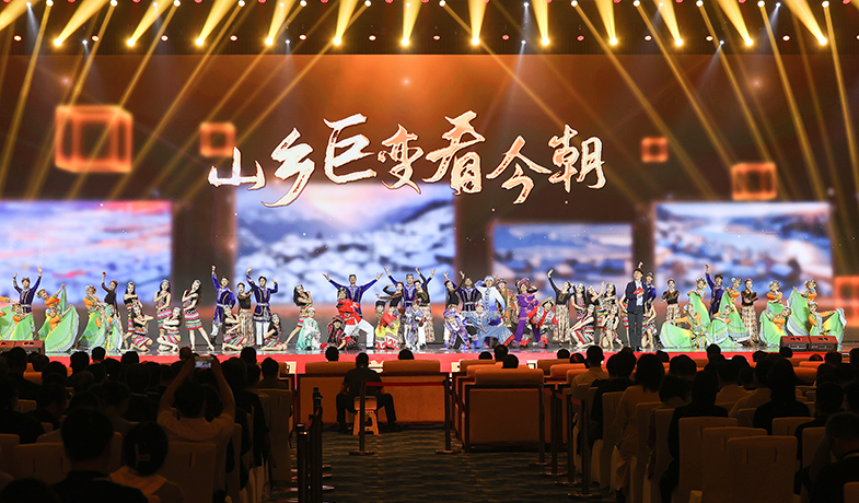 11月16日，在“2024中國文學(xué)盛典·駿馬獎之夜”上的文藝表演：情景舞蹈《山鄉(xiāng)巨變看今朝》