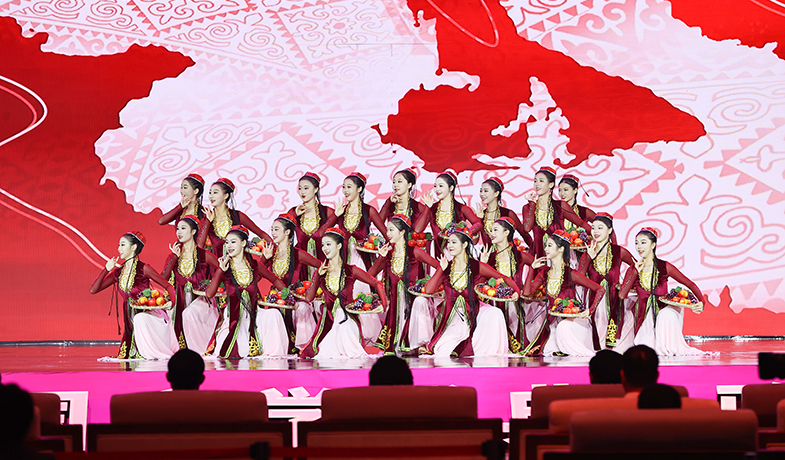 11月16日，在“2024中國文學(xué)盛典·駿馬獎之夜”上的文藝表演：新疆民歌《青春舞曲》。