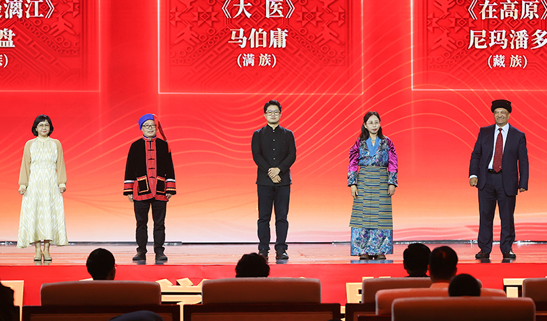 阿舍、光盤、馬伯庸、尼瑪潘多、肉孜·古力巴依領(lǐng)取第十三屆全國少數(shù)民族文學(xué)創(chuàng)作駿馬獎長篇小說獎