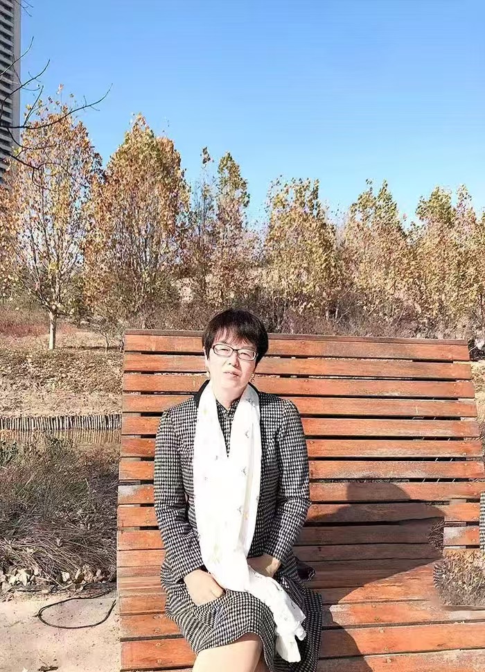 紅精靈，原名杜書紅。曾用名杜潔，舒鴻。有詩歌散見于《作品》《詩選刊》《滇池》《散文詩》《躬耕》《鄭州日報》等。寫作是一種修行，詩歌是靈魂的舞者。  