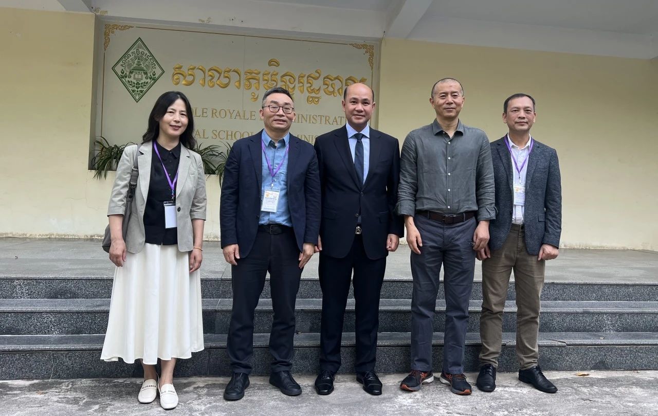 柬埔寨副首相洪瑪尼會見中國作家代表團（左起：付秀瑩、東西、洪瑪尼、畢飛宇、李約熱）