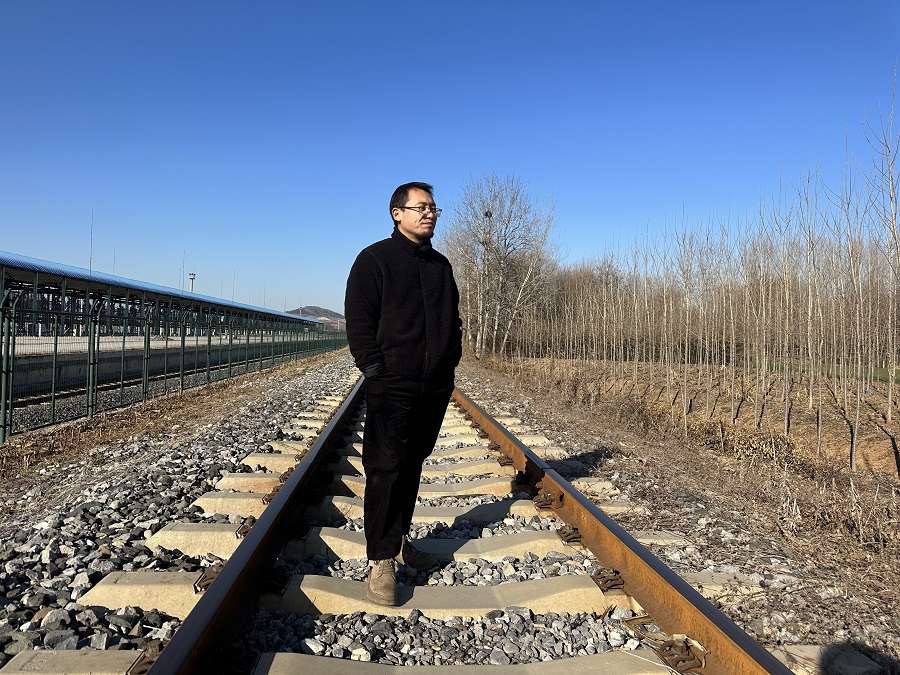 魏思孝，1986年生于山東淄博。現(xiàn)為山東理工大學(xué)兼職教授，中國(guó)作家協(xié)會(huì)會(huì)員，淄博市作家協(xié)會(huì)副主席。專業(yè)從事文學(xué)創(chuàng)作10余年。著有《余事勿取》《王能好》《土廣寸木》等10余部。曾獲第九屆報(bào)喜鳥文學(xué)領(lǐng)域新銳藝術(shù)人物、山東文學(xué)新人獎(jiǎng)、第四屆泰山文藝獎(jiǎng)、第五屆茅盾新人獎(jiǎng)提名獎(jiǎng)、第七屆寶珀理想國(guó)文學(xué)獎(jiǎng)首獎(jiǎng)，入選第三屆“王蒙青年作家支持計(jì)劃?年度特選作家”等。