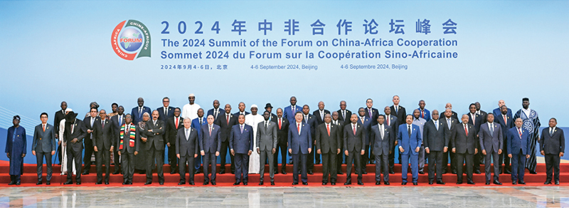 2024年9月5日上午，國家主席習近平在北京人民大會堂出席中非合作論壇北京峰會開幕式并發(fā)表主旨講話。這是開幕式前，習近平同出席峰會的外方領導人集體合影。 新華社記者 饒愛民/攝