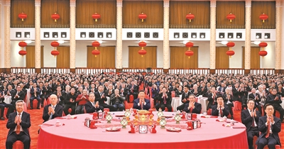 1月27日，中共中央、國務(wù)院在北京人民大會堂舉行2025年春節(jié)團(tuán)拜會。黨和國家領(lǐng)導(dǎo)人習(xí)近平、李強(qiáng)、趙樂際、王滬寧、蔡奇、丁薛祥、李希、韓正等同首都各界人士歡聚一堂、共迎佳節(jié)。新華社記者??謝環(huán)馳攝
