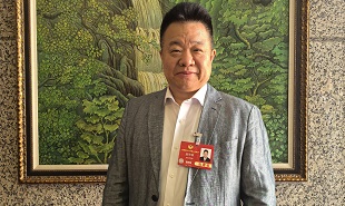 全國政協常委，中國作協副主席邱華棟